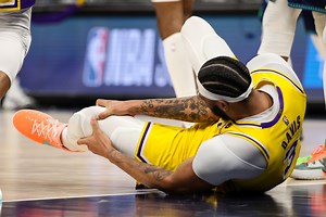 Lakers Star Anthony Davis To Undergo MRI After Knee Injury Vs. T-Wolves