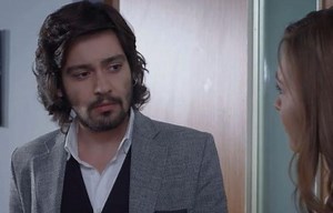 Elif 902, 903, 904, 905, 906 streszczenia. Süreyya ma złamane serce. Przyspiesza swój wyjazd do Wielkiej Brytanii