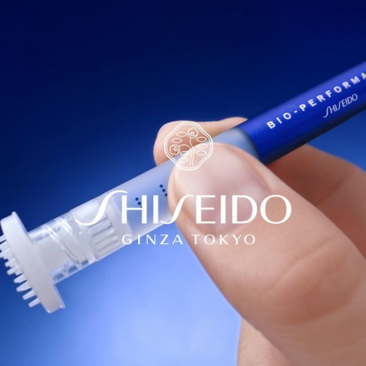 CLICCA & RIMPOLPA. Ispirato ai trattamenti di medicina estetica, Bio-Performance Micro-Click Concentrate è un innovativo trattamento che infonde Niacinamide nella pelle in modo mirato e non invasivo: le rughe sono 3 volte meno visibili, il viso liftato e i pori minimizzati.* *Test di auto-valutazione su 108 donne. Risultati dopo 11 giorni. | SHISEIDO