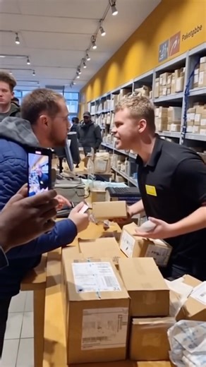 Mann rastet in der Post komplett aus! 😱📦 #shorts #viral #ausraster #deutschland #post