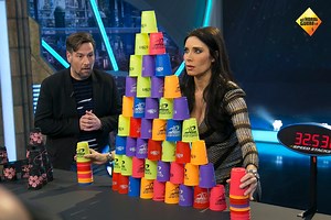 EL HORMIGUERO 3.0 - Pilar Rubio demuestra sus dotes en el mundo del 'stacking'