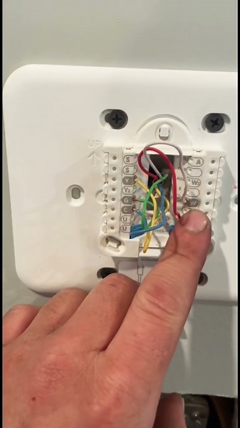 How to install a thermostat!! Honeywell T4 thermostat installation#diy #hvachacks #hvac #bluecollar