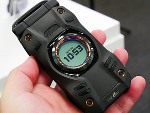 「G’zOne TYPE-XX」速攻レビュー、カシオの協力で完全復活した20周年モデルは稀代のタフネスケータイに | Buzzap！
