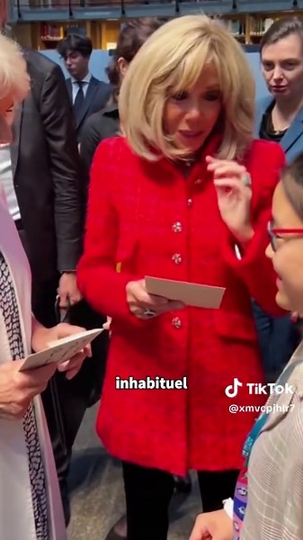 Avez-vous remarqué l'expression de panique de Brigitte Macron lorsqu'elle touche ses cheveux en public, à l'âge de 72 ans ?#celebrity#brigitte #Macron#foryou #fyp