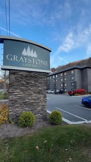 If you’re planning a trip to Boone, North Carolina you need to hear about this place ✨ We stayed at Graystone Lodge, and it ended up being such a perfect fit for our family. The rooms were beautiful and actually cozy! Plus they were super clean, comfortable, and exactly what we needed after our long days outside.🍂 The lobby is full of stunning local art, and because it’s a boutique-style lodge, it has all these little touches that make it feel warm and personal. Every morning they put out local