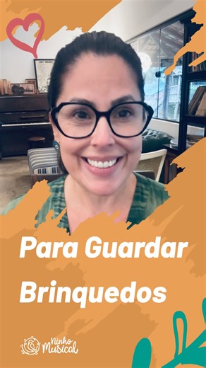 Fabiana Godoy - Ninho Musical on Instagram: "Guardar brinquedos não precisa virar briga, nem cobrança, nem estresse no fim do dia. A canção Nós Vamos Guardar, do Ninho Musical, foi criada para transformar esse momento em aprendizagem, vínculo e cooperação. 🎶 Quando o adulto canta e guarda junto, a criança aprende pelo caminho mais importante da infância: a imitação. No começo, a gente faz. Depois, faz junto. Com o tempo, a criança começa a fazer sozinha. 👉 Organização não é castigo. 👉 Guardar