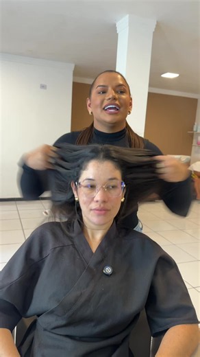 Parte 2 da transformação da Jéssica. Com total liberdade para criar, o desafio de hoje é entregar uma mudança completa e surpreendente. Deixe nos comentários o seu palpite para o novo visual dela. 😍
