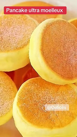 La recette de pancake ultra moelleux et très facile à réaliser. * - 2 jaunes d’œufs - 50 g de lait- 40 g de farine. * - 2 blancs d’œufs , quelques gouttes de jus de citron, 1 c à s de sucre . Cuire dans une poêle graissée, sur feu doux , dès que le fond du pancake à pris une couleur le retourner et laisser cuire. #pancake #recettefacile #tiktokfood #Delices . -