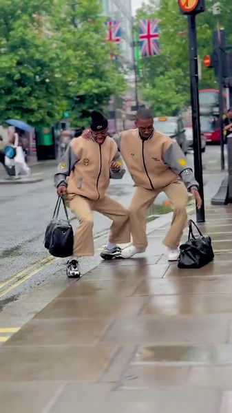 Bathi baphi !!!!!!!!!! We just arrived 🇬🇧♥️😤💨📌 #savibes🇿🇦🇿🇦🇿🇦🇿🇦 dc @Hinade🦅 @Uncle Waffles #amapianoisalifestyle #ftypシ #fytiktok #trendingtiktok #trendingvideo #trendingsong