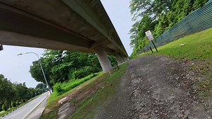 在新加坡骑行真是太友好了 • PCN 连续性强：很多路段几乎不需要和汽车混行，安全感高 • 路面平整、标识清楚：对儿童座椅、拖车、儿童自行车都友好 • 坡少、节奏轻松：整体地势平缓，孩子不容易累 • 沿途公园多：随时能停下来玩 playground、上厕所、喝水 很受家庭欢迎的骑行路线 • East Coast Park PCN：最经典，新手 带娃首选 • Punggol Waterway：风景好、路宽、适合家庭 • Bishan–Ang Mo Kio Park：绿化好，适合短途 • Jurong Lake Gardens：比较新，环境安静 下次骑行好的路线再分析给大家，希望大家安全骑行 #LIAOGE #新加坡pcn #新加坡 #carbon | Liaoge foldable bicycle