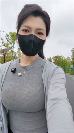 要不是你拍视频，胸大也没用，该花钱还得花。我的主驾座椅安全带线束报警问题反反复复修了 4 次，修好坏修好坏烦死了，直到过保再不能免费修，去一次要 1000 多。最后是我自己修好的，看过特斯拉搞的线束，真跟农村老师傅装的电线一模一样，裹脚的胶布随便包一下，还搭一个塑料小条，跟玩似的。