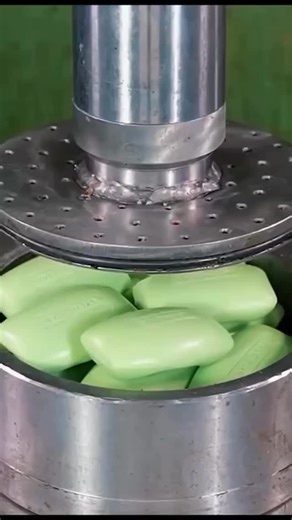 @dupsmemez | 你居然用翻译器来看这段文字。你的人生到底在干嘛？你以为能在这里找到点有趣的东西，结果却发现这根本说不通。然后你还继续读这段翻译过来的文字。我真搞不懂你。你又在浪费一秒钟。回去继续看视频，给那些大平台的算法喂料吧，你除了这个就没别的用处了。真是荒唐。咚咚咚咚。她屁股后面真让人毛骨悚然。 | Instagram