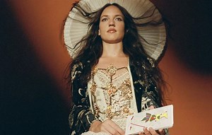 La chanteuse Jain en apesanteur dans son album "The Fool" | RTS
