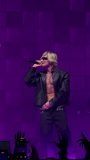 @nkeeei fake body вхах в здоровом теле здоровый дух💪🏻 @toxisss #нкей #nkeeei #концерт #вип #токсис