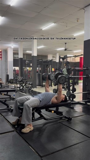 Mẹo setup Dumbbell Bench Press dễ hơn khi tập tạ nặng