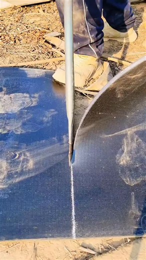 Conveyor belt factory on Instagram: "Do you know how the conveyor belt is cut? Use the long shovel to cut the conveyor belt. The mine conveyor belt is used for the continuous and efficient long-distance large-scale material transportation of loose materials such as ores, coal, sand, gravel, iron ore, copper ore, gold ore, limestone, etc. in the mining, crushing, screening, beneficiation, washing, coal storage, transfer, storage and railway, road, port loading and unloading and shipping systems. 