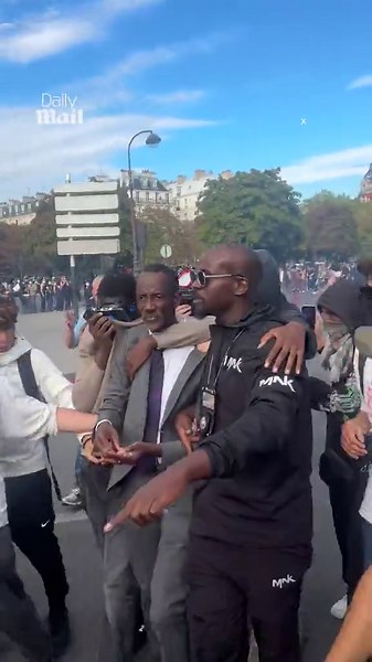 French far-left mayor joins student rioters at violent protest