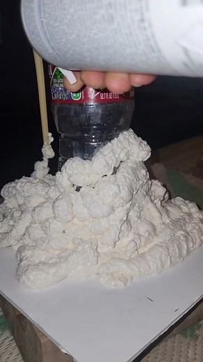 School project: Make your own Volcano 🌋 #schoolproject #Volcano #volcanoeruption #volcanoes #diyvolcano #boymomlife #familyfun #fyp