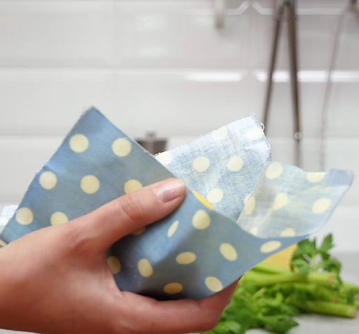 Beeswax food wrap tutorial- Eco friendly food storage idea | FoodGasmic
