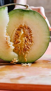 🍈 I semi di melone sono ricchi di proteine, vitamine e minerali. Quindi perchè buttarli quando puoi farci una bevanda vegetale a costo zero e con la polpa di scarto del latte vegetale delle palline energetiche?! Per preparare la bevanda, consiglio di mettere da parte i semi di almeno 2 meloni e ovviamente non serve che li mangi tutti lo stesso giorno, ma puoi conservarne i semi in frigo per max 3 giorni nell’attesa dell’apertura del secondo melone. Consiglio caldamente di utilizzare meloni biol