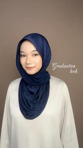 What a classy hijab color💙 On model: Luxury Silk - Midnight #wisuda #silk #tutorialhijabwisuda #tutorialpashmina #tutorialhijabsimple | Roselover.id