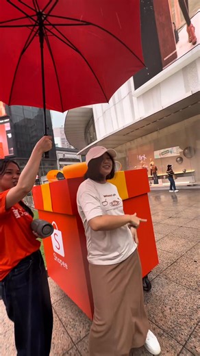 Walaupun dalam hujan, tetap orang-orang kat Bukit Bintang bersemangat menari lagu Shopee Jualan Hari Jadi 12.12. Dapatkan barangan Shopee Lagi Murah dengan diskaun 50% tau! https://s.shopee.com.my/7V96XK5gl7 #ShopeeMY1212 #ShopeeLagiMurah #ShopeeLagiCepat | Shopee