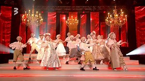 Markus Riva un #TalsuBaltaisKoris “Koru karu” sestajā tiešraidē izvēlējās izpildīt populāro deju hitu “Nārnija”. Skatuve šova laikā pārvērtās par Rundāles pili ar greznām lampām un vēl greznākiem balles viesiem.✨🤍 Skaties #KoruKari SVĒTDIENĀS plkst. 20.30! | TV3 Latvija