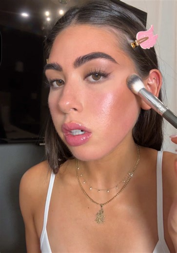 Glam Night Out Makeup Tips: Achieve a Glowy Look