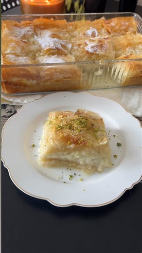 Günlük Ritimler✨ on Instagram: "Bugün Karadeniz mutfağının meşhur tatlısı olan Laz Böreği yaptım. Bu akşam için çayın yanına çok yakışır diye düşünüyorum😍 İçi bol kremalı, üstü çıtır bir tarif🫶 kaydetmeyi unutmayın✨ Malzemeler: 40 yaprak baklavalık yufka 150 gram tereyağı Şerbet: 2.5 su bardağı su 2 su bardağı şeker Limon suyu Su ve şekeri kaynatalım. Limonu ekleyip 10 dakika kadar daha kaynattıktan sonra altını kapatalım . Muhallebi: 3.5 su bardağı süt 2 yemek kaşığı un 2 yemek kaşığı nişasta