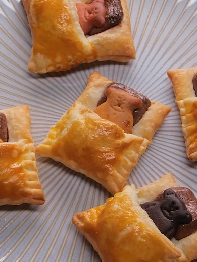 【寝てる？起きてる？】布団に入っているクマがかわいすぎる / Sleeping Bear Chocolate Pastry #tiktokレシピ #tiktokスイーツ #tiktokfood #tastyjapan 2人分 材料： 冷凍パイシート 1枚 クマのクッキー 4個 チョコレート 4個 卵黄 1個 作り方： ① 4等分して薄く伸ばした冷凍パイシートの上にチョコレートをおき、その上にクマのクッキーを寝かせる。 ② ①の冷凍パイシートを半分に折りたたみ、端をフォークで押し付ける。 ③ ②の上に卵黄を塗り、200度に温めたオーブンで10〜15分焼いたら、完成！ === Sleeping Bear Chocolate Pastry Servings:2 INGREDIENTS 1 frozen puff pastry sheet 4 bear shaped cookies 4 chocolate pieces 1 egg yolk PREPARATION 1. Cut the frozen puff pastry sheet into quarters.Roll out the pu