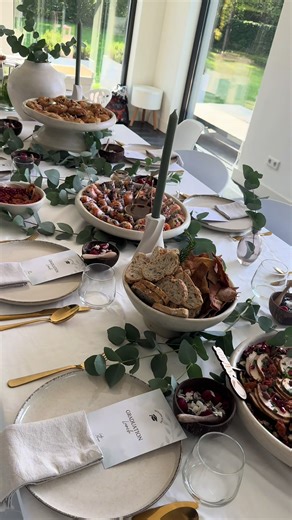 Cozy Graduation Party Sharing Table Ideas
