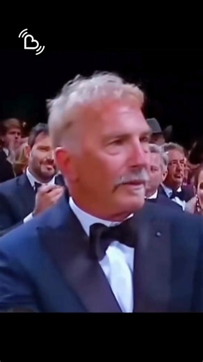 Kevin Costner dnes slaví 71. narozeniny! 🎂 Na loňském festivalu v Cannes ho dojala sedmiminutová ovace ve stoje 👏🥹 za film Horizont: Americká sága, který režíroval a zároveň si v něm zahrál. Který film s ním máte nejradši? 🎬 | Hitrádio Faktor
