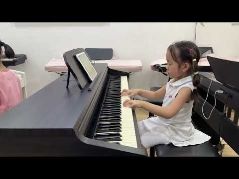 🎹 Gia Han Performs Old MacDonald Had a Farm on Piano | Fun Student Piano Performance