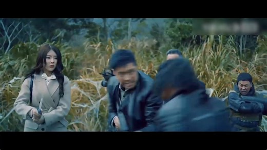 A beautiful woman fell to the ground and asked her boyfriend for help, but the boyfriend turned around and saw her behind him, then ran away. 美女摔倒在地求助男友，男友看到他身后拔腿就跑！ #狂暴魔蛛 #crazyspider #优酷电影 #youkumovie | Youku Movie