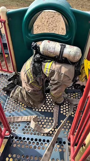 Recently our CHS Fire Interns experienced what it’s like operating with zero visibility. One worked on air, one off — simulating a Rescue Intervention Team responding to a downed firefighter. This drill focused on following and sorting through hoselines to stay on the correct one during search and rescue situations including some confined space areas. 🔥👨‍🚒 #CFD #ClevelandHighSchool #InternProgram | Cleveland Fire Department, Oklahoma