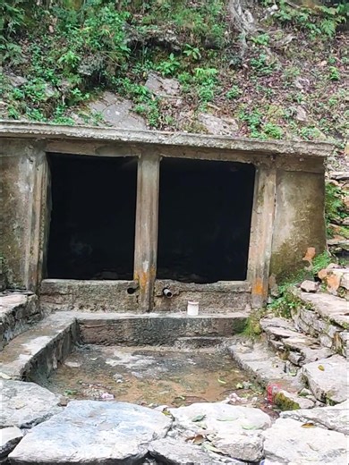 गाउँको पधेरो 🇳🇵🇳🇵♥️♥️ तनहुँ जिल्लाको भिमाद नगरपालिका -१, मिया गाउँ घुलिस्वाराका बासिन्दाले खानेपानीको रुपमा प्रयोग गर्ने ऐतिहासिक पानीको कुवा (पधेरो) 👍️ आधुनिकताले ढाक्दै गएको हाम्रो पनमा कहि कतै ऐतिहासिक धरोहरहरुको सरक्षण देख्दा गर्व महसुस हुन्छ 🙏♥️ #spring #history #rural #Gaughar #पधेरो #tanahabang #development #natural @highlight | Mohammad Ali