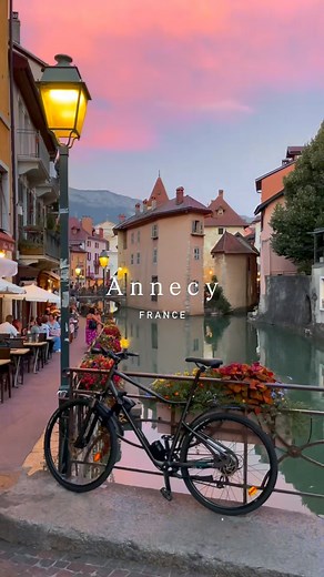 Peaceful walk in Annecy, France 🇫🇷🏔️ This is one of the most beautiful town and destination in France. Often referred to as the « Venice of the French Alps », some even say that this town is more beautiful than the real Venice! 🇫🇷 Bordered by canals throughout the old town, Lake Annecy is also a wonderful place to take a stroll 🏞️ The perfect combination of nature and city! The quickest way to get there by plane is via Geneva airport in Switzerland or Lyon airport in France. From Geneva yo
