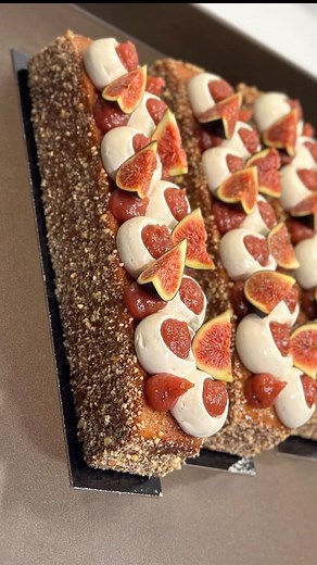 Alexandre Boulanger on Instagram: "Cake amande figue réalisé avec le moule à cake @mallardferriere puis également un chocolat zéphyr 34% de chez @cacaobarryofficial pour embellir la réalisation 👨🏼‍🍳 #patisserie #cake #figue #chocolat #amande #tasty #gourmandise #food #chocolate #yummy #cakedevoyage #almond #monaco #paris #pastry"
