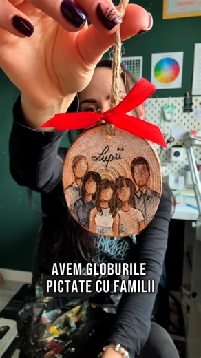 Lupul Creativ | Artist on Instagram: "🎄 Anul acesta, lasă globurile clasice deoparte și alege ceva cu adevărat unic – globuri pictate manual pe felii de lemn, personalizate conform dorinței tale!❤️ ❤️ Fiecare glob este realizat cu grijă și pasiune – lemnul e șlefuit fin, pictat manual personalizat după preferințele tale, apoi completat cu o fundiță elegantă și șnur natural. Poți avea familia ta pictată, prietenul tău necuvântător, sau poți imortaliza primul Crăciun al bebeluşului🫶 🎁 Este cado
