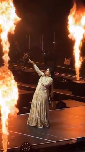 Shreya Ghoshal performs Barso Re at THE UNSTOPPABLE TOUR with dance and vibe 🤍✨