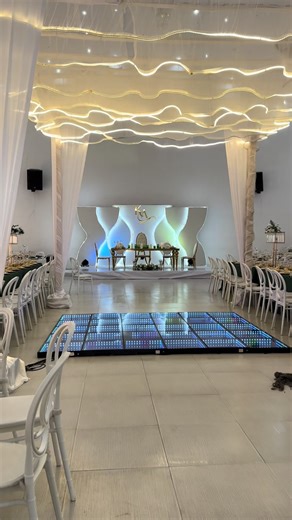 L’amour se cache dans chaque lumière.#decolometogo #mariagelomé #decoration #wedding