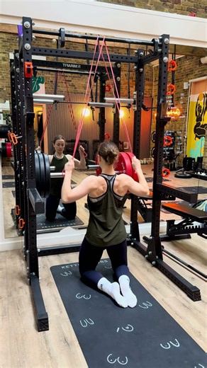 Kneeling banded lat pull down