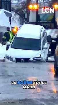 Un véhicule coincé dans un énorme nid-de-poule à Saguenay