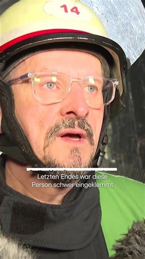 Crash after escape attempt in Hamburg! Car thief first crashes into a car, then into a public bus.