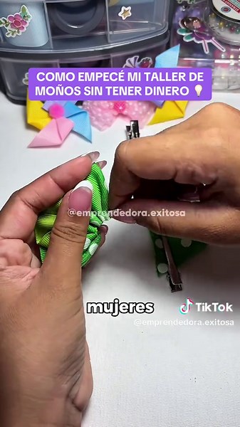 Cómo hacer moños decorativos con listón verde