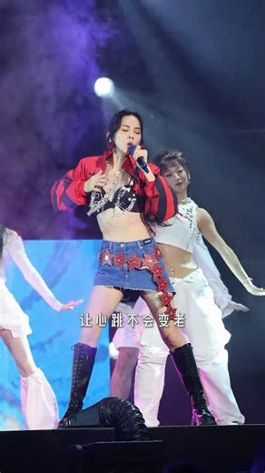 “爱存在，这美丽新世界”——当年听是甜甜的恋爱歌，现在听是青春的墓志铭#美丽新世界 #陈嘉桦 #陈嘉桦演唱会#Ella问事没有标准答案只有爆笑