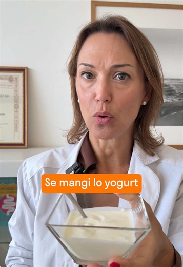 Lo sapevi che se mangi i semi di chia insieme allo yogurt si crea una potente sinergia particolarmente benefica per il tuo intestino? Lo yogurt (meglio se al naturale e senza zuccheri aggiunti) è una fonte importante di fermenti lattici vivi che favoriscono l’equilibrio del microbiota intestinale e migliorano la digestione, oltre a fornire proteine di alta qualità e calcio facilmente assimilabile, utile per la salute delle ossa e dei denti. I semi di chia, invece, sono ricchissimi di fibre che c