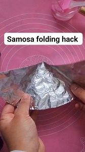 1.5M views · 3.9K reactions | Samosa folding hack.Everyone can fold Samosa using this method #viralreels2024 #viralreels #trendingreels #unfrezzmyaccount #helpmyaccoutgrow #vegan #recipe #viralpage #SamosaFolding#hack#samosa | Kitchen with Noreen | Facebook