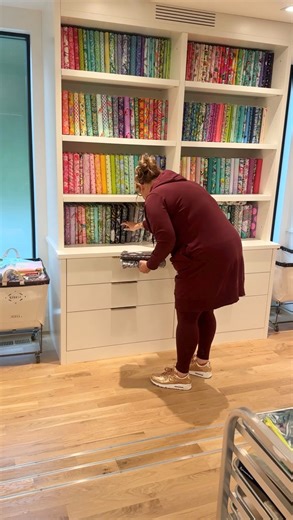 Tula Pink on Instagram: "Comparing Scale - New Graywork Minky! 🤩✨ Happy Tuesday! I’m Tula and todayyy we are talking about the differences in scale between Graywork’s quilting cotton and the coordinating Minky that comes out this month! 🤩✨ Graywork for @FreeSpiritFabrics #tulapink #tulapinkgraywork"