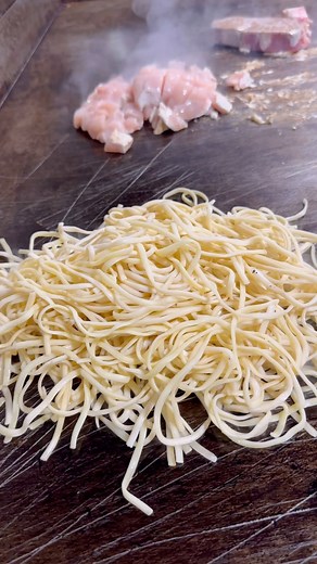 Izzy Catering Truck on Instagram: "Garlic butter noodles and hibachi steak 🥩 🍜 pull up to all locations in bio daily 3pm-11pm‼️"